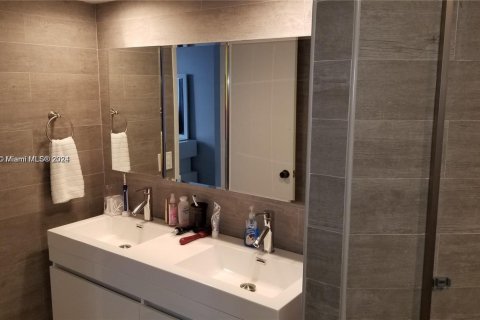 Condo in Hallandale Beach, Florida, 2 bedrooms № 1959938 - photo 6