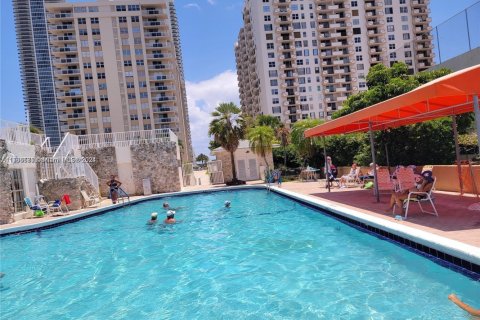 Condo in Hallandale Beach, Florida, 2 bedrooms № 1959938 - photo 15