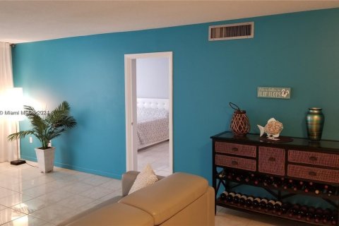 Condo in Hallandale Beach, Florida, 2 bedrooms № 1959938 - photo 14