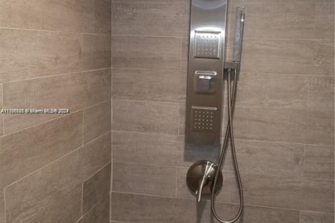 Condo in Hallandale Beach, Florida, 2 bedrooms № 1959938 - photo 2