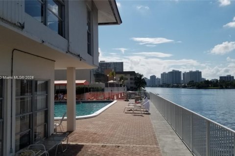 Condo in Hallandale Beach, Florida, 2 bedrooms № 1959938 - photo 17