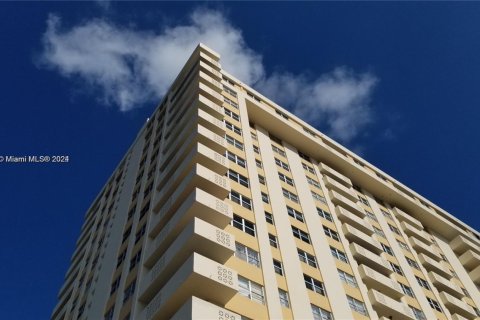 Condo in Hallandale Beach, Florida, 2 bedrooms № 1959938 - photo 8