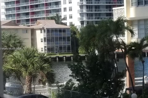 Condo in Hallandale Beach, Florida, 2 bedrooms № 1959938 - photo 9