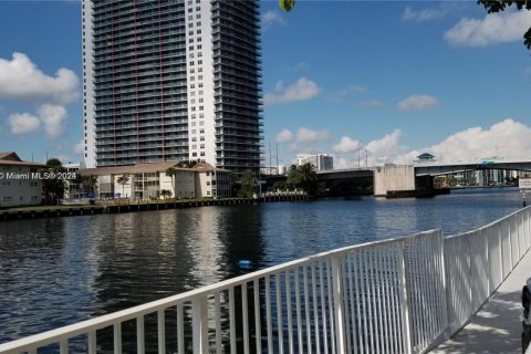Condo in Hallandale Beach, Florida, 2 bedrooms № 1959938 - photo 18