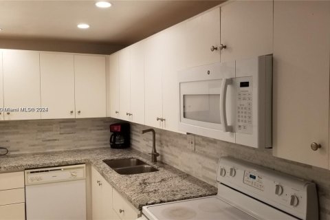 Condo in Hallandale Beach, Florida, 2 bedrooms № 1959938 - photo 1