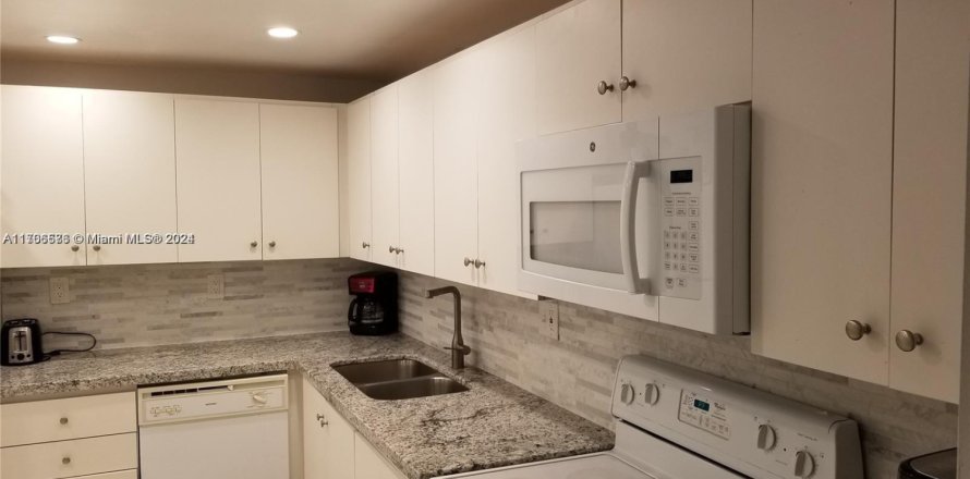 Condo in Hallandale Beach, Florida, 2 bedrooms № 1959938