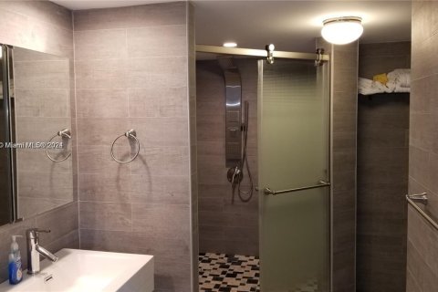 Condo in Hallandale Beach, Florida, 2 bedrooms № 1959938 - photo 3