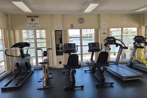 Condo in Hallandale Beach, Florida, 2 bedrooms № 1959938 - photo 10