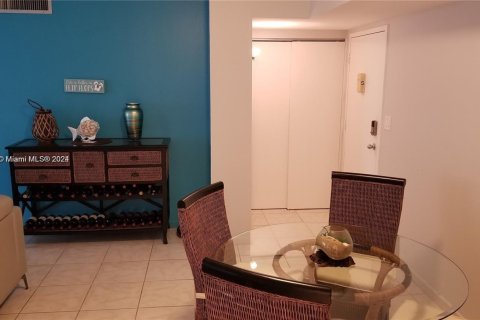 Condo in Hallandale Beach, Florida, 2 bedrooms № 1959938 - photo 12