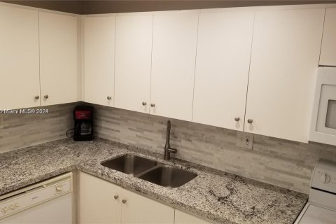 Condo in Hallandale Beach, Florida, 2 bedrooms № 1959938 - photo 4