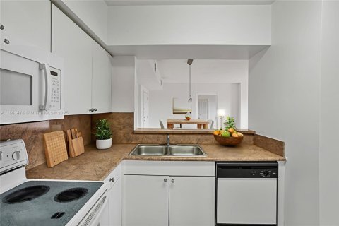 Condo in Miami, Florida, 3 bedrooms  № 1890090 - photo 3