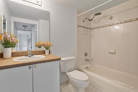 Condo in Miami, Florida, 3 bedrooms  № 1890090 - photo 10