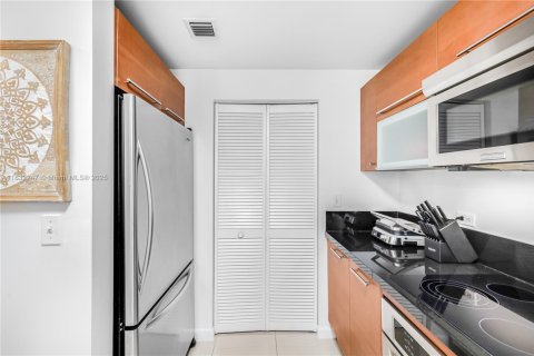 Condo in Miami, Florida, 1 bedroom  № 1814417 - photo 9