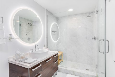 Condo in Miami, Florida, 1 bedroom  № 1814417 - photo 14