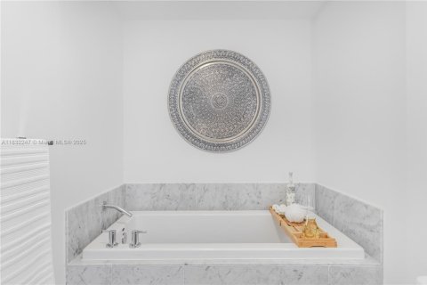 Condo in Miami, Florida, 1 bedroom  № 1814417 - photo 15