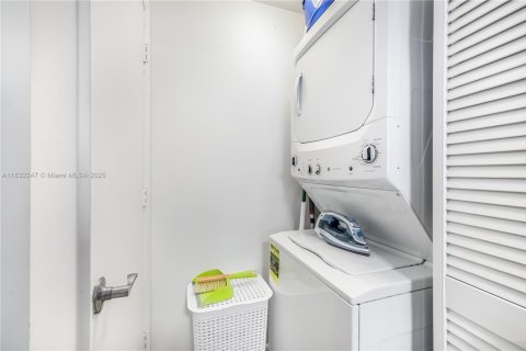 Condo in Miami, Florida, 1 bedroom  № 1814417 - photo 17