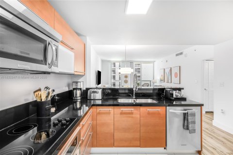 Condo in Miami, Florida, 1 bedroom  № 1814417 - photo 8