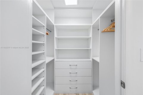 Condo in Miami, Florida, 1 bedroom  № 1814417 - photo 16