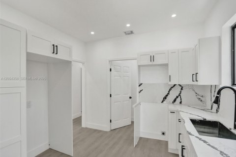 Casa en venta en North Miami, Florida, 5 dormitorios, 116.59 m2 № 2276009 - foto 9