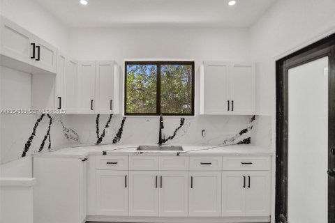 Casa en venta en North Miami, Florida, 5 dormitorios, 116.59 m2 № 2276009 - foto 10