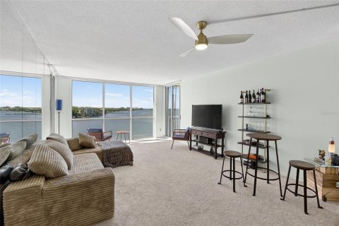 Condo in Clearwater, Florida, 2 bedrooms  № 2219316 - photo 16