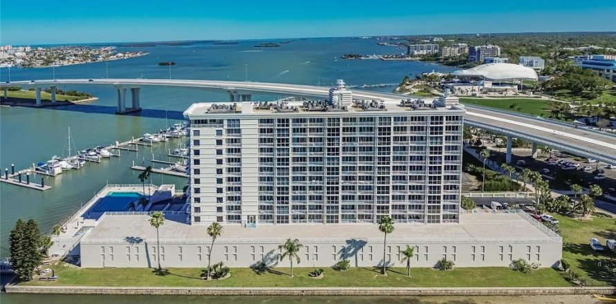 Condo in Clearwater, Florida, 2 bedrooms  № 2219316