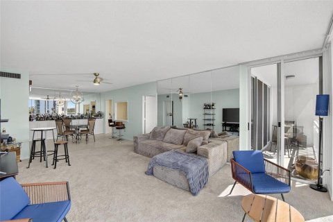 Condo in Clearwater, Florida, 2 bedrooms  № 2219316 - photo 17