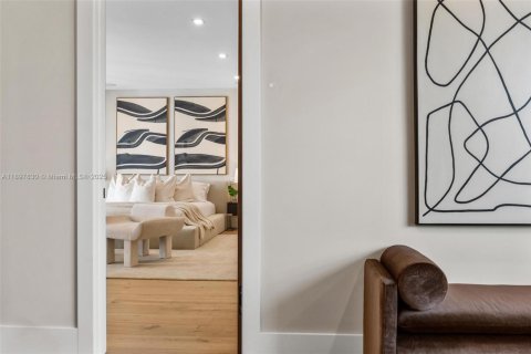 Casa en venta en Miami, Florida, 5 dormitorios, 461.91 m2 № 1949507 - foto 28