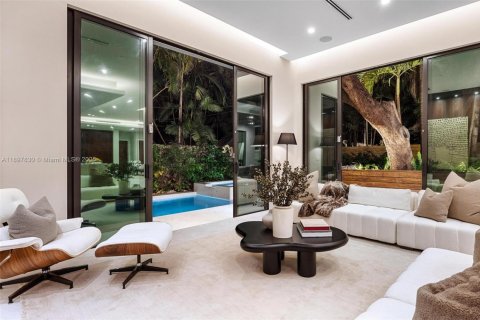 Casa en venta en Miami, Florida, 5 dormitorios, 461.91 m2 № 1949507 - foto 18