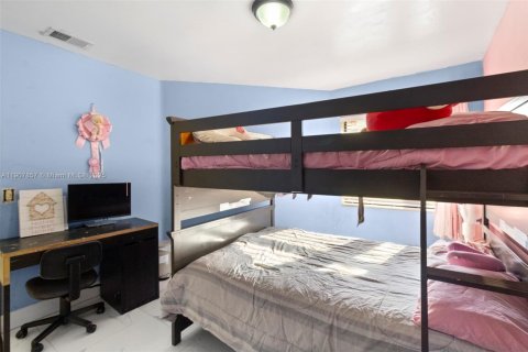 Casa en venta en Hialeah, Florida, 2 dormitorios, 92.07 m2 № 1966107 - foto 24