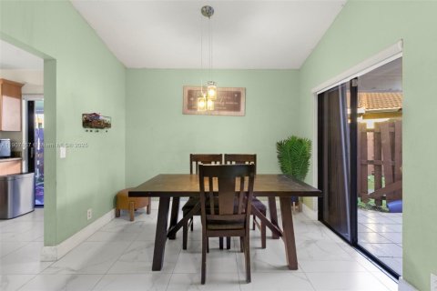 Casa en venta en Hialeah, Florida, 2 dormitorios, 92.07 m2 № 1966107 - foto 16