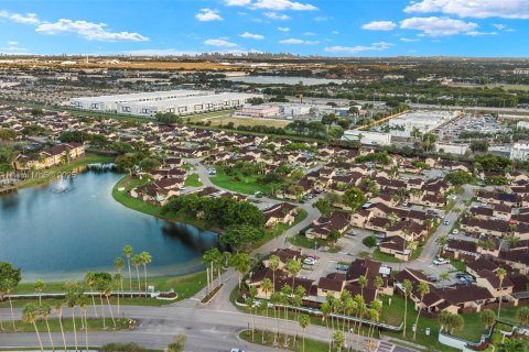 Casa en venta en Hialeah, Florida, 2 dormitorios, 92.07 m2 № 1966107 - foto 3