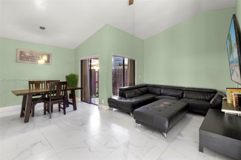 Casa en venta en Hialeah, Florida, 2 dormitorios, 92.07 m2 № 1966107 - foto 1