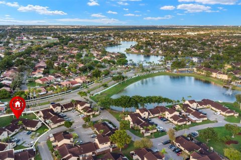 Casa en venta en Hialeah, Florida, 2 dormitorios, 92.07 m2 № 1966107 - foto 4