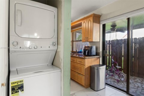Casa en venta en Hialeah, Florida, 2 dormitorios, 92.07 m2 № 1966107 - foto 13