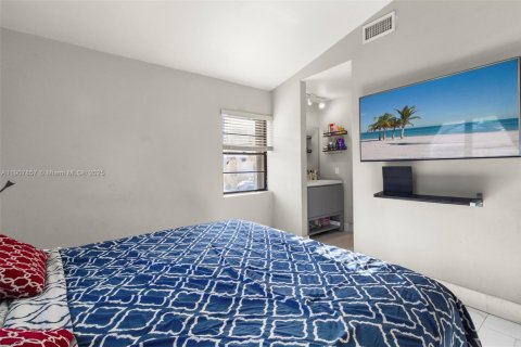 Casa en venta en Hialeah, Florida, 2 dormitorios, 92.07 m2 № 1966107 - foto 21