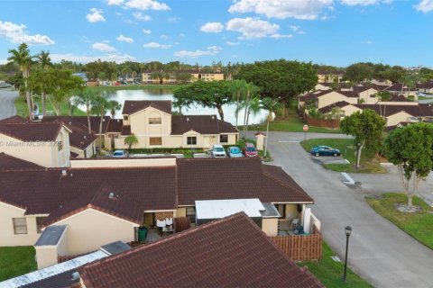 Casa en venta en Hialeah, Florida, 2 dormitorios, 92.07 m2 № 1966107 - foto 8