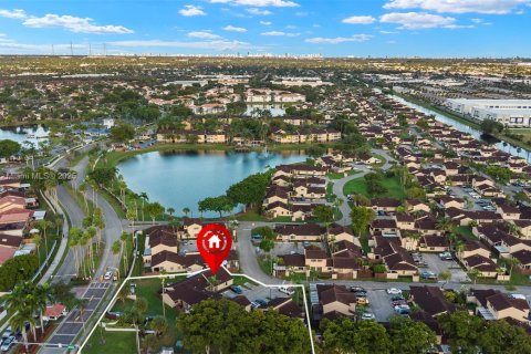 Casa en venta en Hialeah, Florida, 2 dormitorios, 92.07 m2 № 1966107 - foto 5