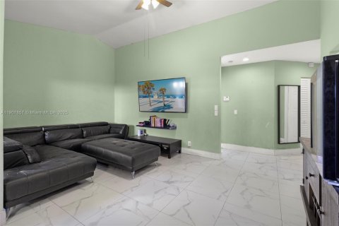 Casa en venta en Hialeah, Florida, 2 dormitorios, 92.07 m2 № 1966107 - foto 17