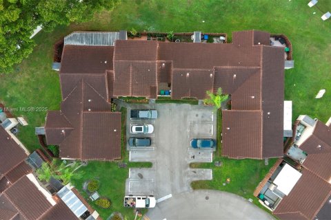 Casa en venta en Hialeah, Florida, 2 dormitorios, 92.07 m2 № 1966107 - foto 7