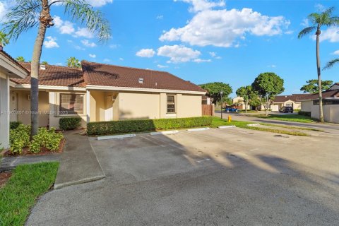 Casa en venta en Hialeah, Florida, 2 dormitorios, 92.07 m2 № 1966107 - foto 28