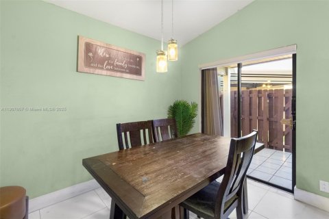 Casa en venta en Hialeah, Florida, 2 dormitorios, 92.07 m2 № 1966107 - foto 15