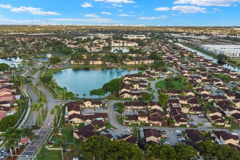 Casa en venta en Hialeah, Florida, 2 dormitorios, 92.07 m2 № 1966107 - foto 2