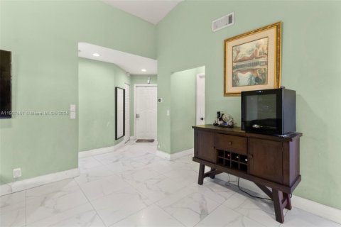 Casa en venta en Hialeah, Florida, 2 dormitorios, 92.07 m2 № 1966107 - foto 14