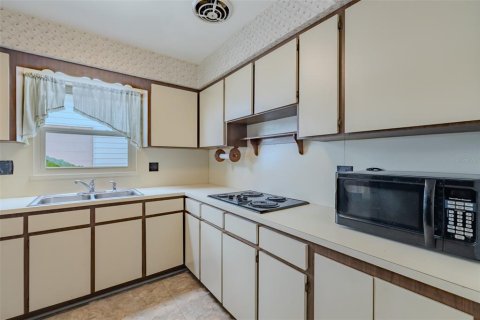 House in Brandon, Florida 2 bedrooms, 128.95 sq.m. № 2304502 - photo 9