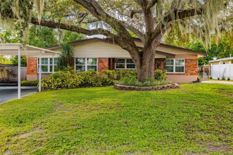 House in Brandon, Florida 2 bedrooms, 128.95 sq.m. № 2304502 - photo 2