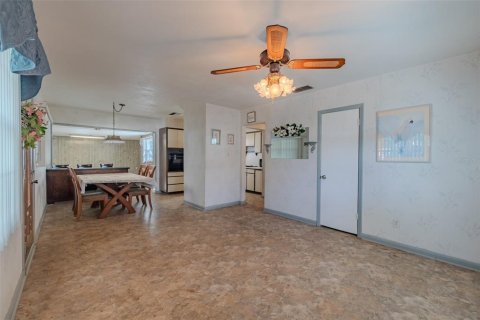 House in Brandon, Florida 2 bedrooms, 128.95 sq.m. № 2304502 - photo 11
