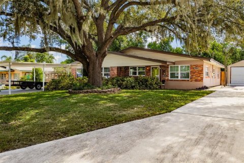 House in Brandon, Florida 2 bedrooms, 128.95 sq.m. № 2304502