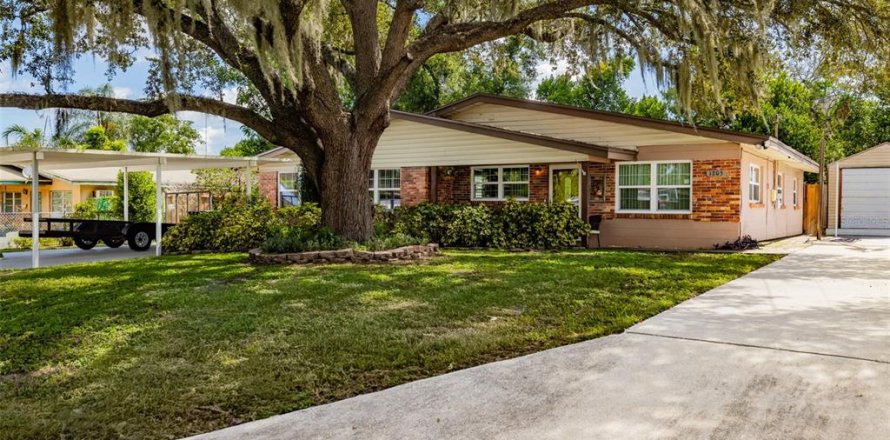 House in Brandon, Florida 2 bedrooms, 128.95 sq.m. № 2304502