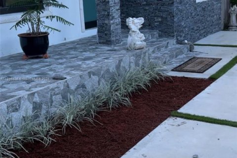 Casa en alquiler en Miami, Florida, 2 dormitorios, 146.32 m2 № 1950314 - foto 1